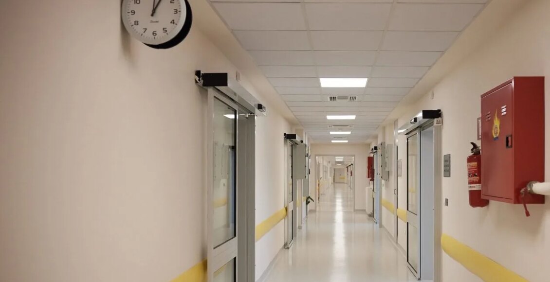 Έπεσε-το-ταβάνι-σε-νοσοκομείο:-«Αν-είναι-δυνατόν-να-πρέπει-να-κυκλοφορούμε-με-κράνος-στα-νοσοκομεία»-το-σχόλιο-Γιαννάκου