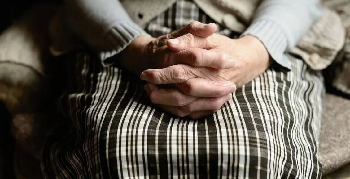 Αγρίνιο:-Ηλικιωμένη-έπεσε-από-το-μπαλκόνι-για-να-μην-την-δείρει-ο-γιός-της