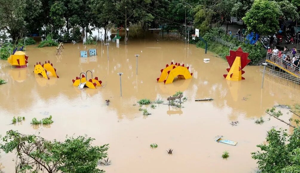 Βιετνάμ:-Πάνω-από-150-νεκροί-από-τις-πλημμύρες-στο-Ανόι-–-Φόβοι-οτι-θα-καταρρεύσει-φράγμα