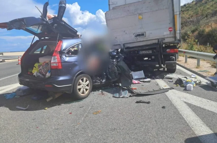 Θανατηφόρο-τροχαίο-στην-Πατρών-Κορίνθου-μετά-από-σφοδρή-σύγκρουση-ΙΧ-με-φορτηγό-–-Δύο-ηλικιωμένοι-νεκροί