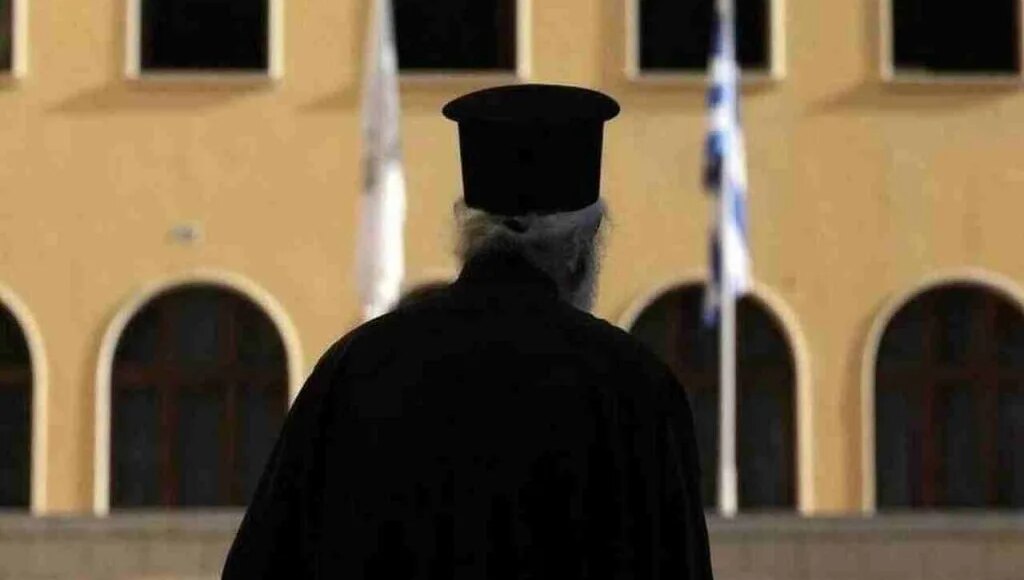 Ρόδος:-Εκβίαζε-ιερέα-με-φωτογραφίες-και-του-πήρε-20.000-ευρώ