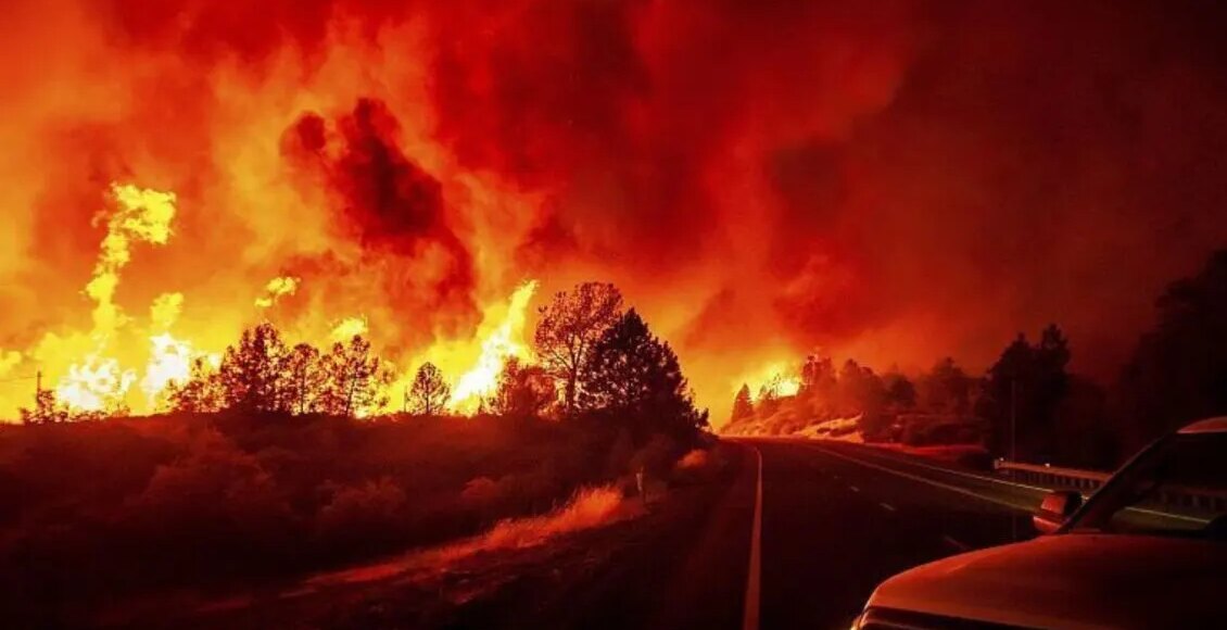 Συγκλονιστικές-εικόνες:-Γυναίκα-περνάει-μέσα-από-τις-φλόγες-στη-Καλιφόρνια