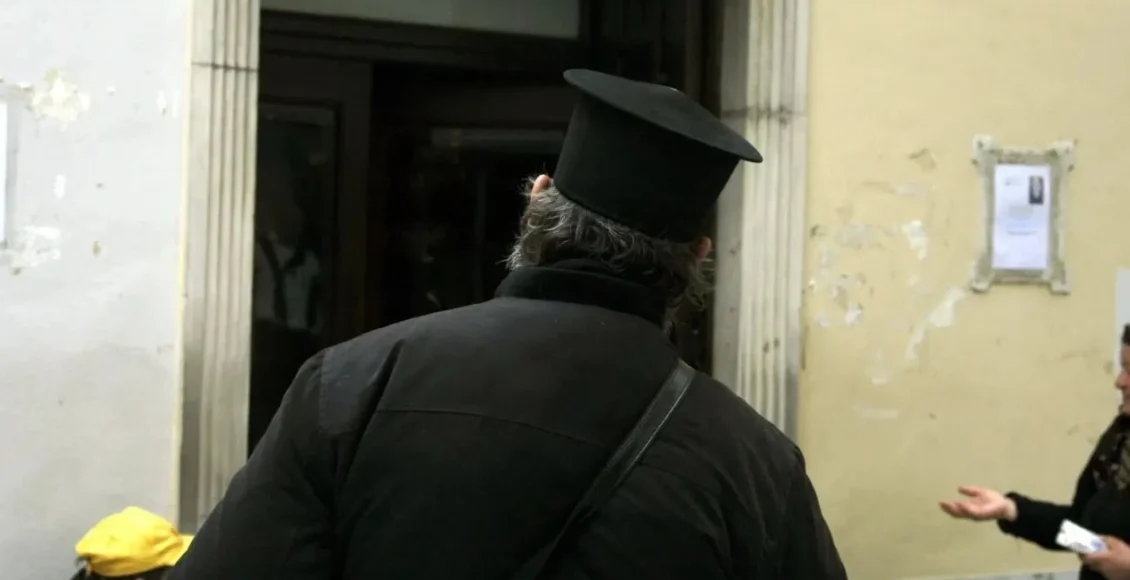 Θεσσαλονίκη:19χρονη-καταγγέλει-τον-ιερέα-πατέρα-της-–-Την-κλείδωσε-σε-κρύπτη-καμπαναριού