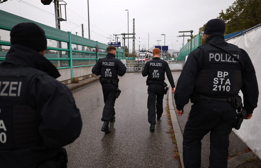 Οργή-στη-Γερμανία-με-το-ΒΙΝΤΕΟ:-Μία-«στρατιά»-αστυνομικών-κατά-μικρού-παιδιού