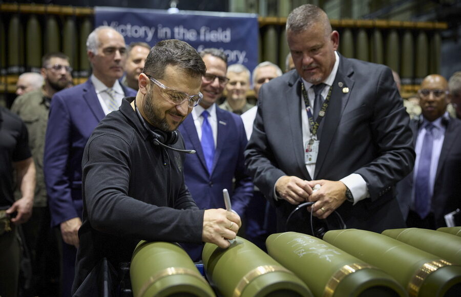 Η-σοκαριστική-στιγμή-που-ο-Ζελένσκι-υπογράφει-στις-ΗΠΑ-βόμβα-εναντίον-της-Ρωσίας