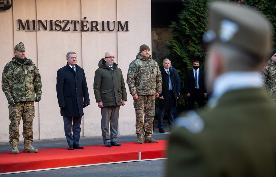 Η-λέξη-«ειρήνη»-έχει-γίνει-«βρισιά»,-τονίζει-η-Ουγγαρία!-Τι-ειπώθηκε-από-τον-Ούγγρο-υπουργό-Εξωτερικών