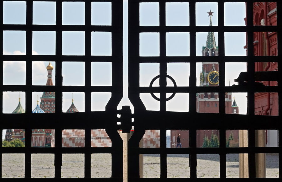 «Δεν-φεύγουμε»:-Χαμός-με-το-φωτεινό-μήνυμα-του-russia-today-sτην-πρεσβεία-των-ΗΠΑ-στην-Μόσχα