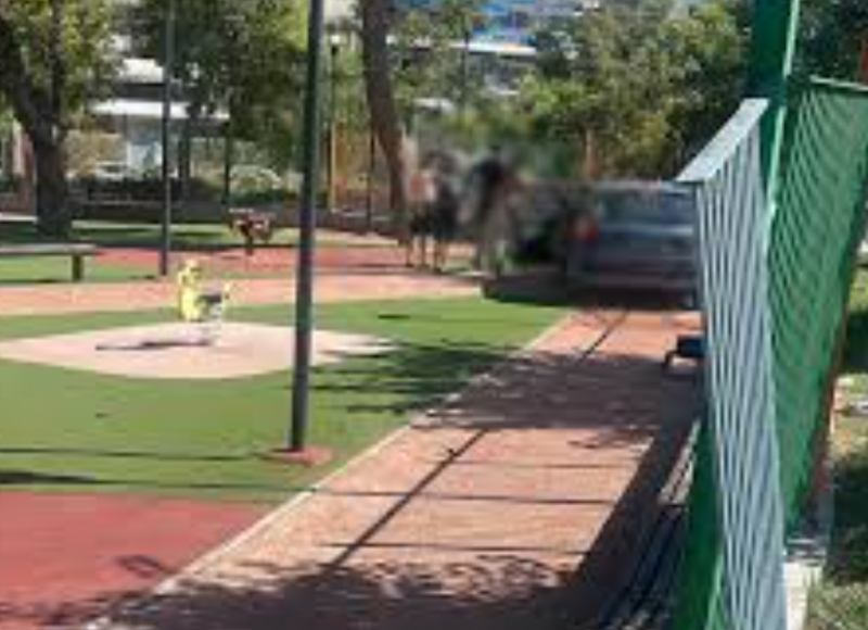 Ηλικιωμένη-με-ΙΧ-μπήκε-σε-παιδική-χαρά-γεμάτη-παιδιά