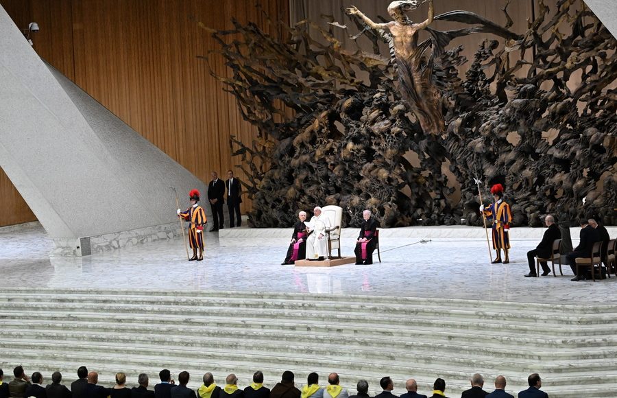 Το-Βατικανό-παρουσίασε-τη…-«Λούσι»-(luce),-τη-νέα-μασκότ-του-για-το-2025!