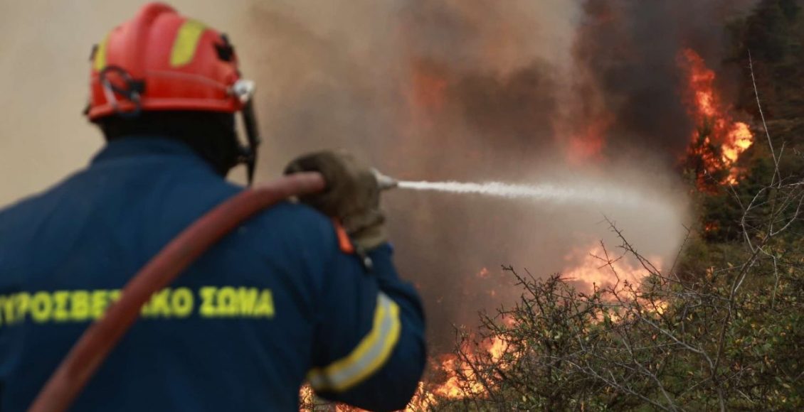 Φωτιές:-Μάχη-με-τα-πύρινα-μέτωπα-σε-Ίο-και-Τανάγρα-–-Ανησυχία-για-τους-ισχυρούς-ανέμους