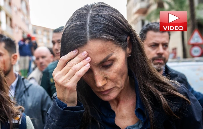 Ισπανία:-Οργισμένο-πλήθος-πέταξε-λάσπη-στη-βασίλισσα-Λετίθια-–-«Εδώ-πεθαίνουμε,-εσένα-δεν-σου-λείπει-τίποτα»