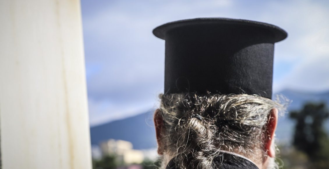 Παπαδιά-για-τον-ιερέα-σύζυγό-της-που-ντυνόταν-με-γυναικεία-ρούχα:-«Ήξερα-το-πάθος-του,-είναι-μπερδεμένος»