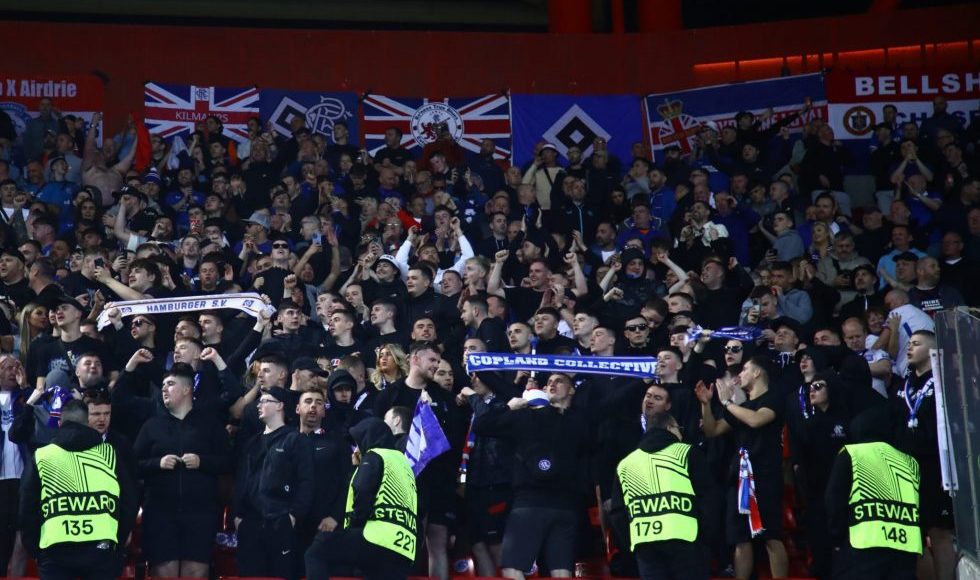 Δυναμική-παρουσία-των-οπαδών-της-Ρέιντζερς-στο-Καραϊσκάκη