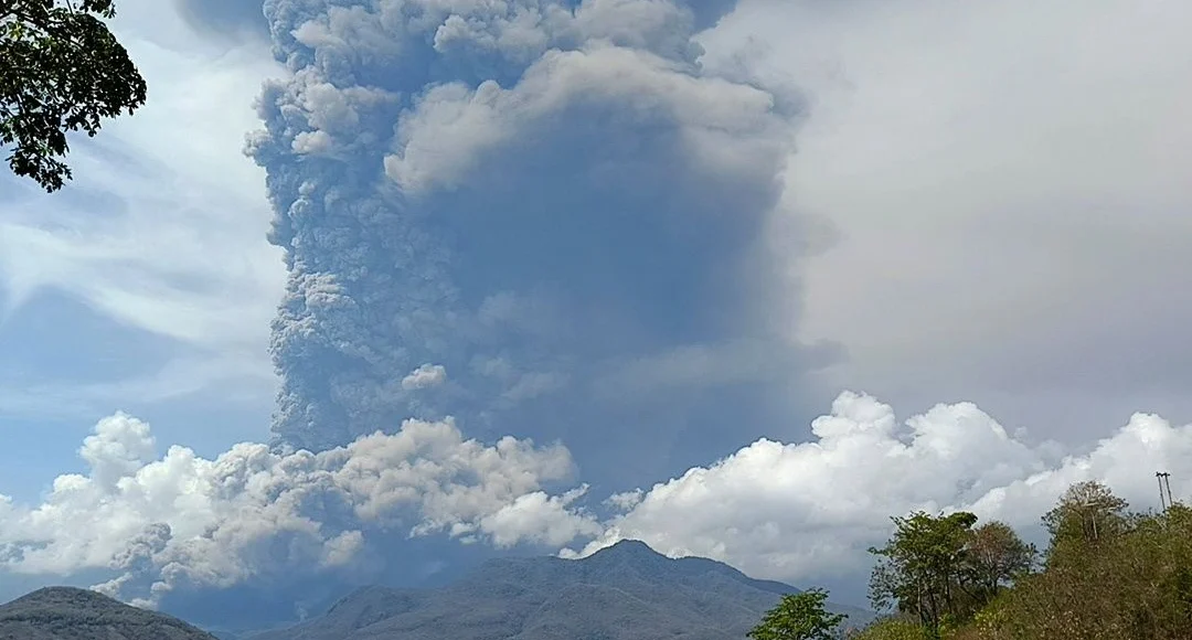 Ινδονησία:-Νέα-έκρηξη-του-ηφαιστείου-Λεβοτομπί-–-Εκτόξευσε-τέφρα-σε-ύψος-9-χιλιομέτρων