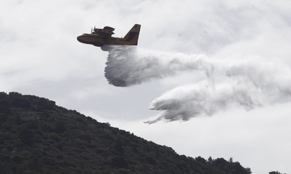Φωτιά-στην-Καστοριά-–-Επιχειρούν-και-εναέρια-μέσα