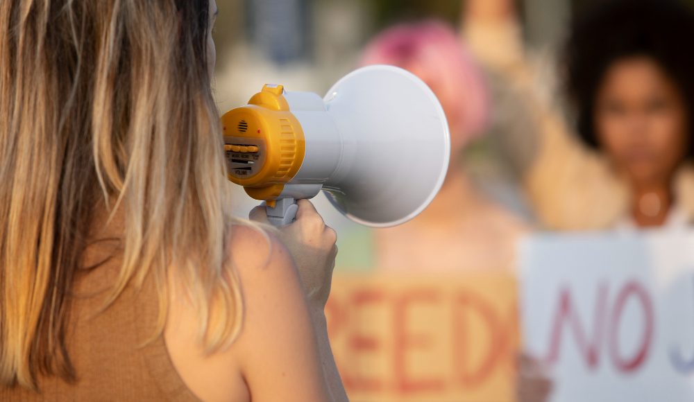 Συνάδελφος-(κωμικός)-του-Ζελένσκι-εκθέτει-στον-«αέρα»-Ουκρανή-διαδηλώτρια-εχθρό-του-Πούτιν