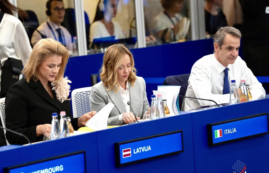 Μεντβέντεφ-για-Ευρωπαίους:-«Είναι-ξεκαρδιστικό-να-βλέπεις-τα-τρομαγμένα-τους-μούτρα-λόγω-Τραμπ»