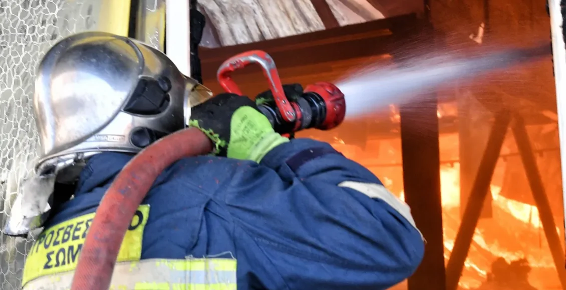 Φωτιά-σε-διαμέρισμα-στον-Πειραιά:-Στο-νοσοκομείο-τρεις-τραυματίες-–-Απεγκλωβίστηκαν-δύο-άτομα