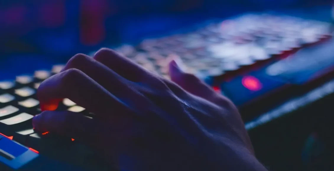 Ανήλικος-από-την-Κύπρο-έστελνε-μηνύματα-για-βόμβες-στα-αεροδρόμια-της-Ελλάδας