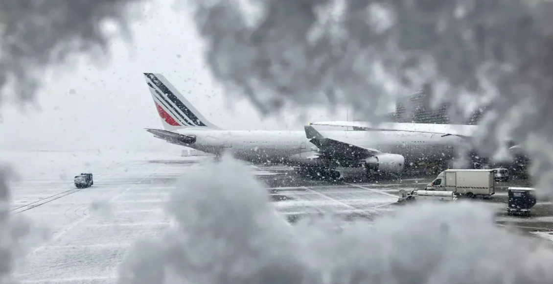 Σφοδρή-χιονοθύελλα-πλήττει-την-Γαλλία-–-Σημαντικές-καθυστερήσεις-στο-Σαρλ-ντε-Γκολ