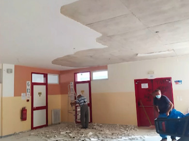 Νέο-Ηράκλειο:-Σχολεία-υπό-κατάρρευση-–-Πέφτουν-σοβάδες-μέσα-στις-τάξεις