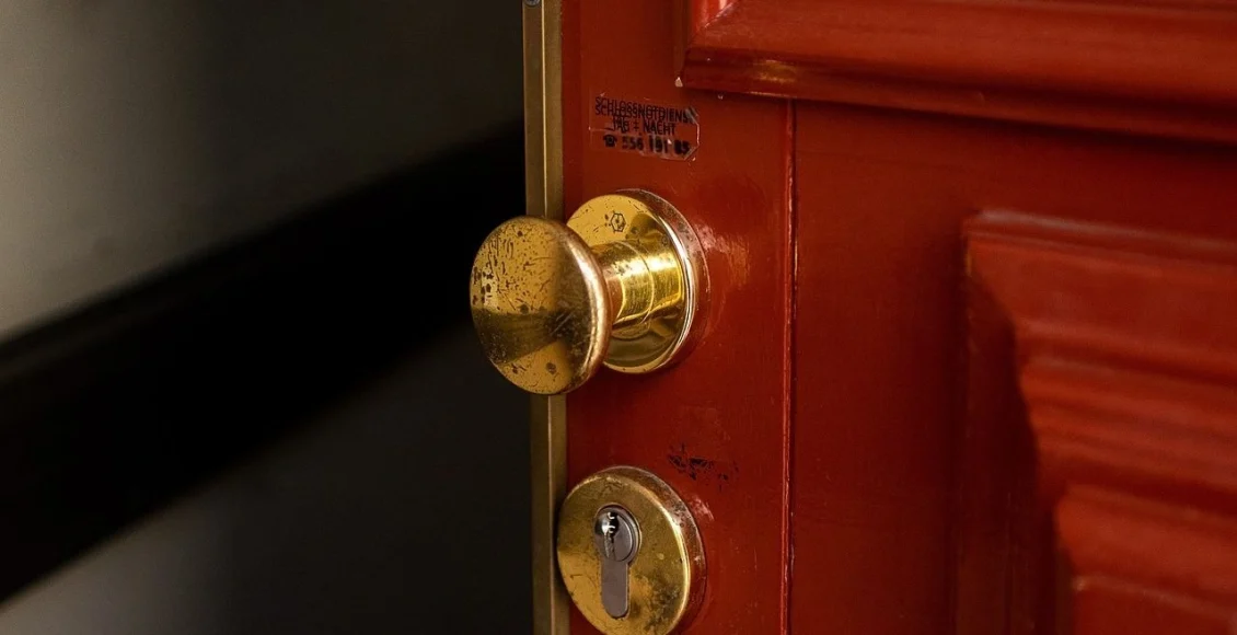 Αυλίδα:-Εισβολή-διαρρηκτών-σε-σπίτι-–-Έσπασαν-την-πόρτα-ενώ-μέσα-βρισκόταν-ένα-παιδί