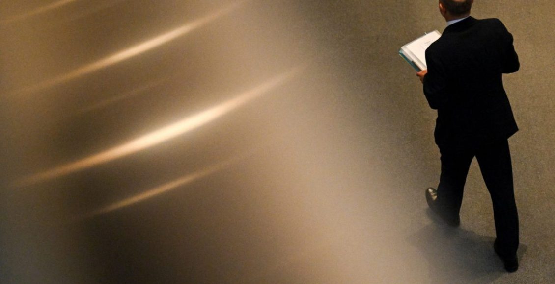 Γερμανία:-Ο-«χορός»-των-υποψήφιων-καγκελάριων-και-τα-στραβοπατήματα-του-Όλαφ-Σολτς