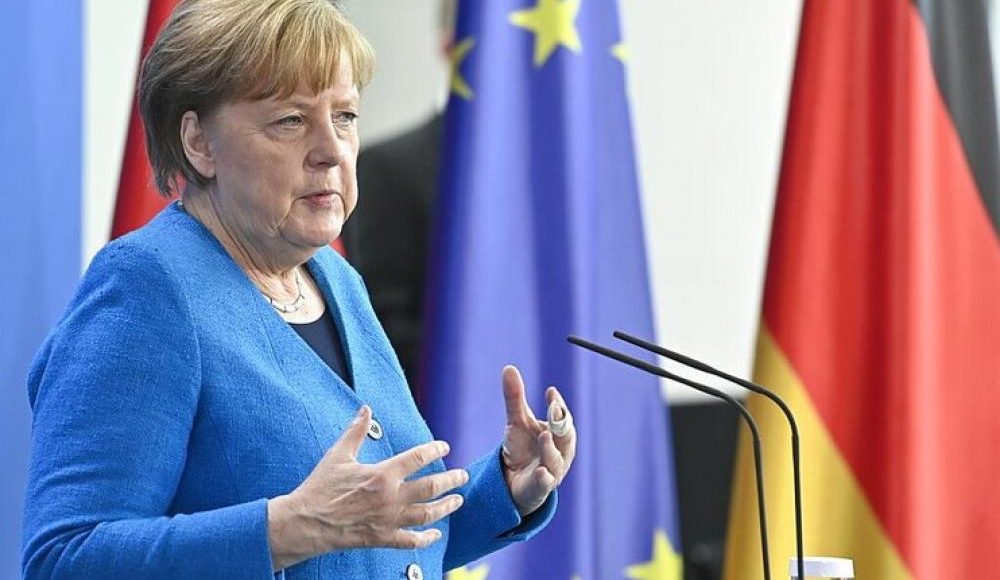 Κατέστρεψε-Γερμανία-και-Ευρώπη-με-χιλιάδες-μετανάστες-και-τώρα-ζητάει-τα-ρέστα-η-φράου-Μέρκελ