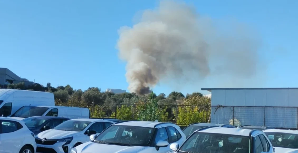 Φωτιά-σε-χώρο-ανακύκλωσης-οχημάτων-στο-Κορωπί-–-Δύο-τραυματίες