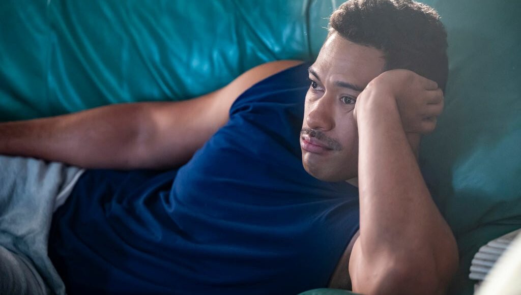 Γιατί-μας-πιάνει-ύπνος-στον-καναπέ-αλλά-όχι-στο-κρεβάτι-μας;-Μία-ειδικός-απαντά