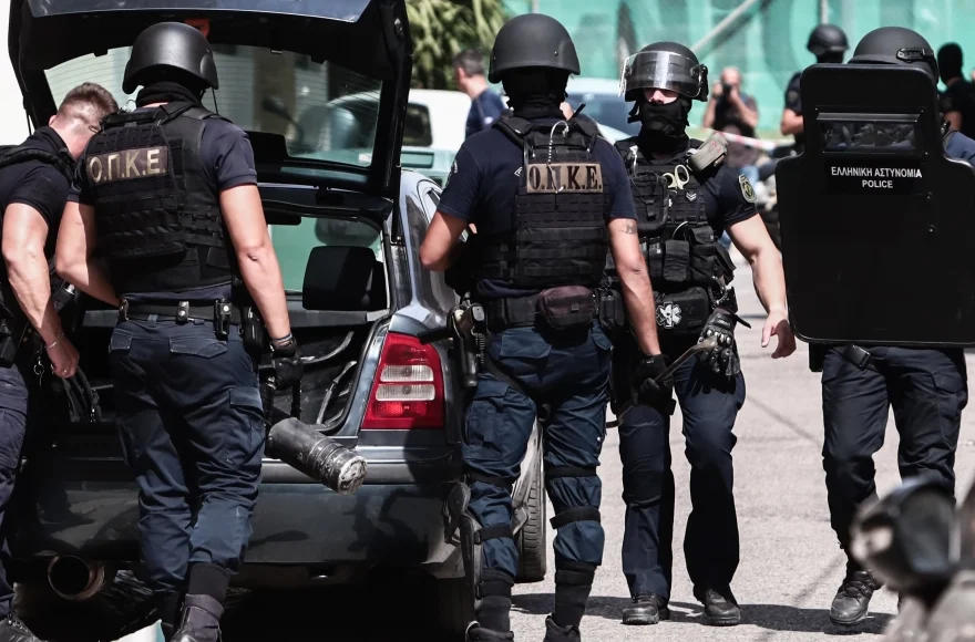 Συνελήφθη-Τούρκος-μετά-από-καταδίωξη-στο-κέντρο-της-Αθήνας-–-Στην-κατοχή-του-βρέθηκαν-2-όπλα-–-Διέφυγαν-3-ομοεθνείς-του