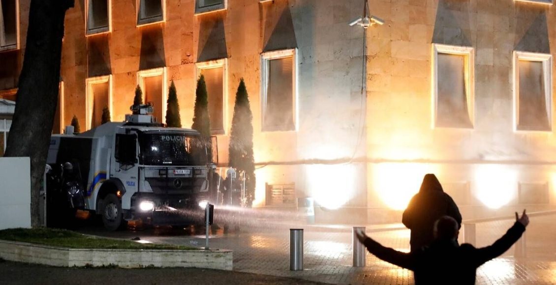 Αλβανία:-Ταραχές-στα-Τίρανα,-σε-διαδήλωση-της-αντιπολίτευσης-κατά-της-κυβέρνησης-Ράμα