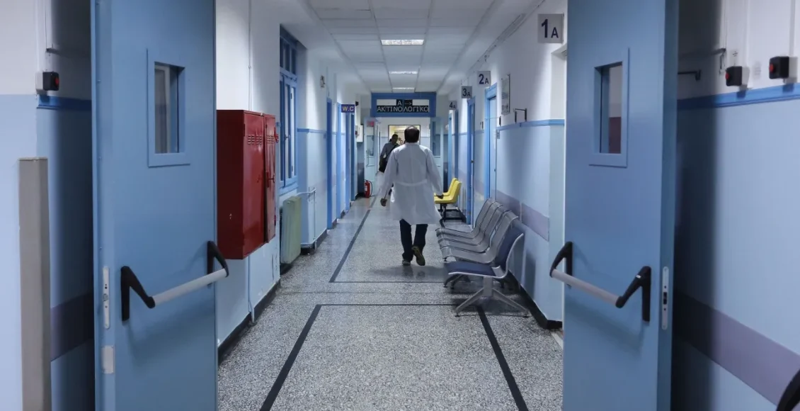 Γιατρός-που-καταδικάστηκε-για-θανάτους-ασθενών-πήρε-προαγωγή-και-χειρουργεί-στο-Νοσοκομείο-Άρτας