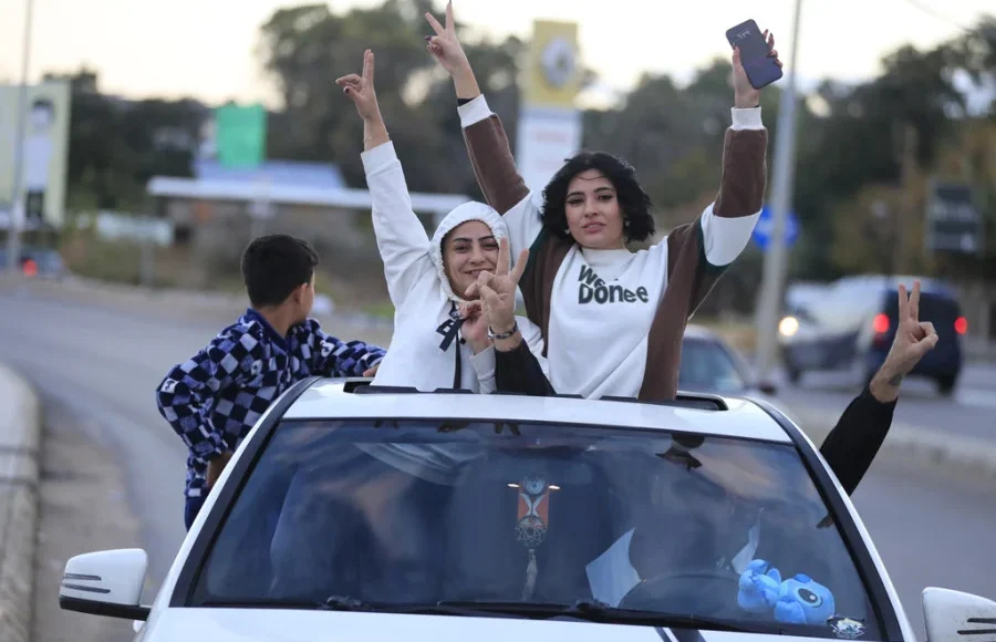 «Γυρίζουμε-σπίτι-μας»:-Χιλιάδες-εκτοπισμένοι-στους-δρόμους-προς-νότιο-Λίβανο-–-Φωτογραφίες