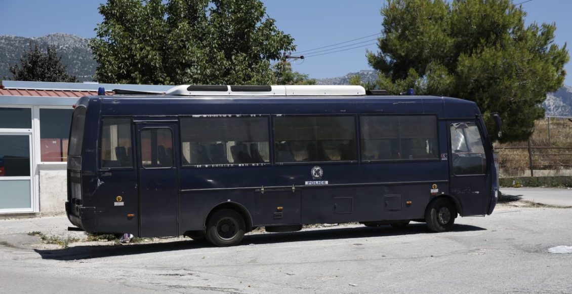 Αστυνομική-επιχείρηση-στο-Στρατόπεδο-Καποτά:-Εντοπίστηκαν-ναρκωτικά-και-ένα-όπλο-–-15-συλλήψεις