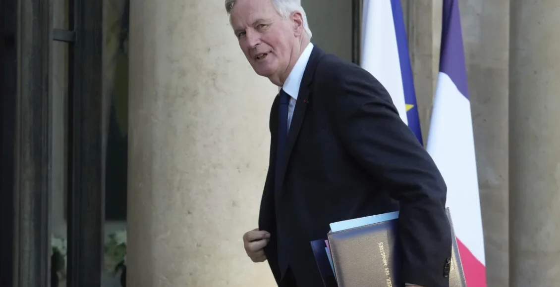 Γαλλία:-Υποχωρήσεις-στο-«παρά-ένα»-από-Μπαρνιέ-για-να-μη-ρίξει-την-κυβέρνηση-η-Λεπέν