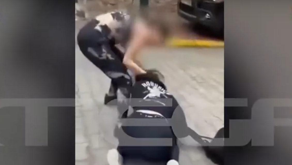 Άγριος-ξυλοδαρμός-ανήλικης-στη-Νίκαια-από-συμμαθήτρια-της-–-Την-χτυπούσε-στο-κεφάλι-και-την-έσερνε-στη-μέση-του-δρόμου