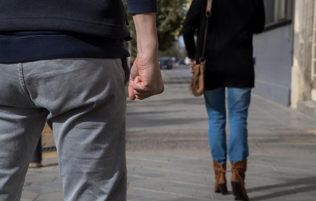 Επιδειξίας-έστησε-καρτέρι-σε-11χρονη-έξω-από-το-σπίτι-της-στο-Αιγάλεω-–-Κατέβασε-τα-παντελόνια-του-στη-μέση-του-δρόμου