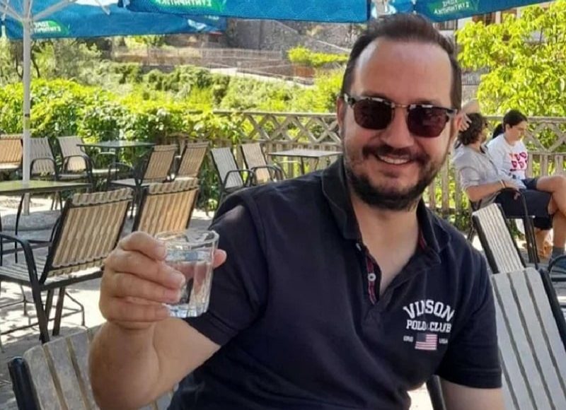 Η-δυσκολία-προσανατολισμού-του-Βασίλη-Καλογήρου-και-το…-μυστηριώδες-τετράδιο-του