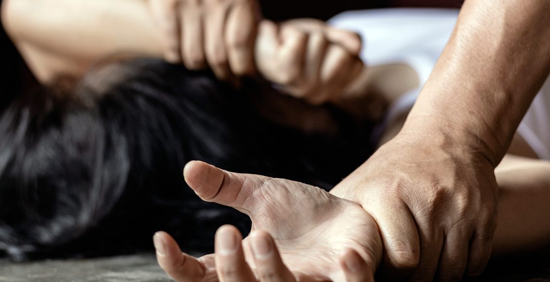 Χαμός-στον-Βόλο:-38χρονος-απειλούσε-να-σκοτώσει-τη-σύζυγό-του-μπροστά-στο-ανήλικο-παιδί-τους-–-«Τράβα-ψώφα,-μην-σε-καθαρίσω»