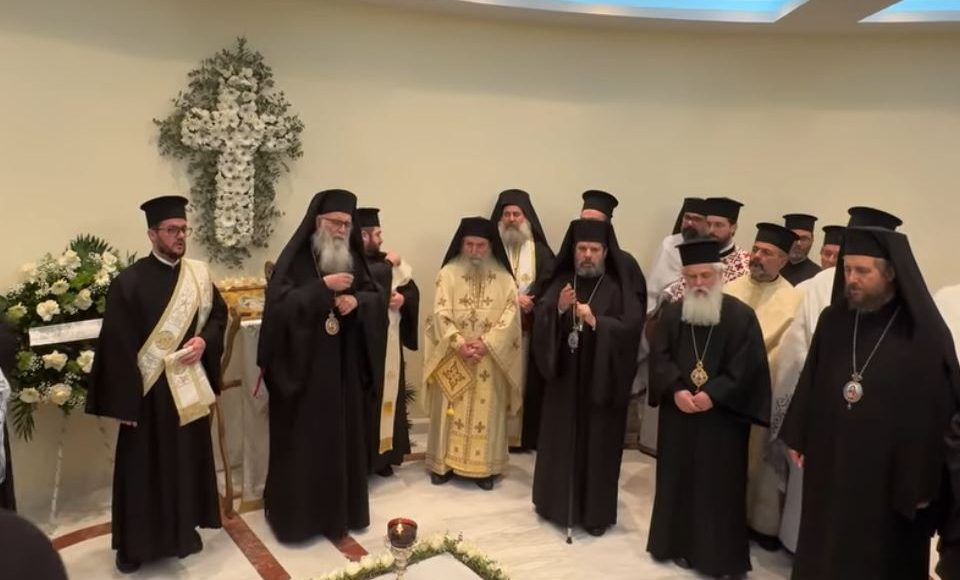 Τρισάγιο-στον-τάφο-του-Αρχιεπισκόπου-Αλβανίας-κυρού-Αναστασίου-(ΒΙΝΤΕΟ)