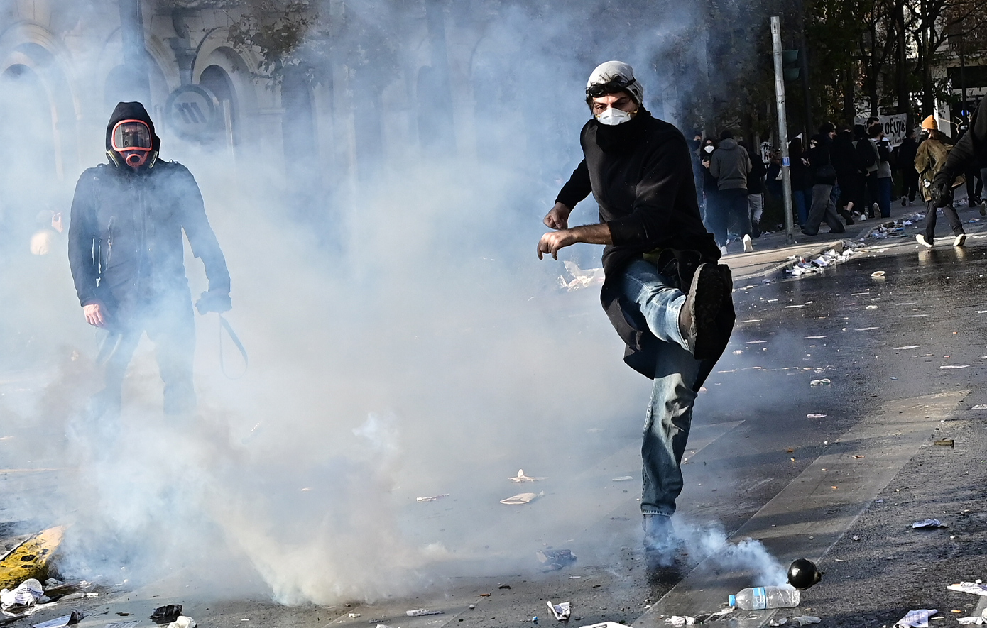 «Χρησιμοποιούν-φωτογραφίες-ακόμη-και-από-το-2008-για-να-δείξουν-ότι-οι-αστυνομικοί-δημιουργούν-τα-επεισόδια»-–-Τι-λέει-η-ΕΛΑΣ.-για-το-συλλαλητήριο-για-τα-Τέμπη