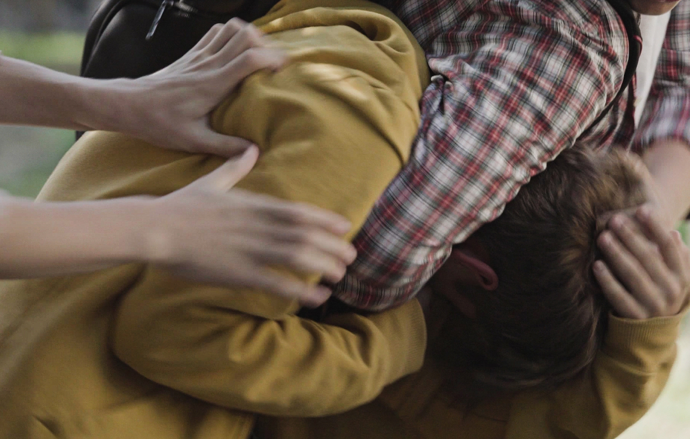 Σοκ-με-μαθητή-στον-Βόλο:-Επιτίθεται-σε-εκπαιδευτικούς-και-μαθητές-–-Δαγκώνει,-πετάει-πέτρες-και-τους-σκίζει-τα-ρούχα