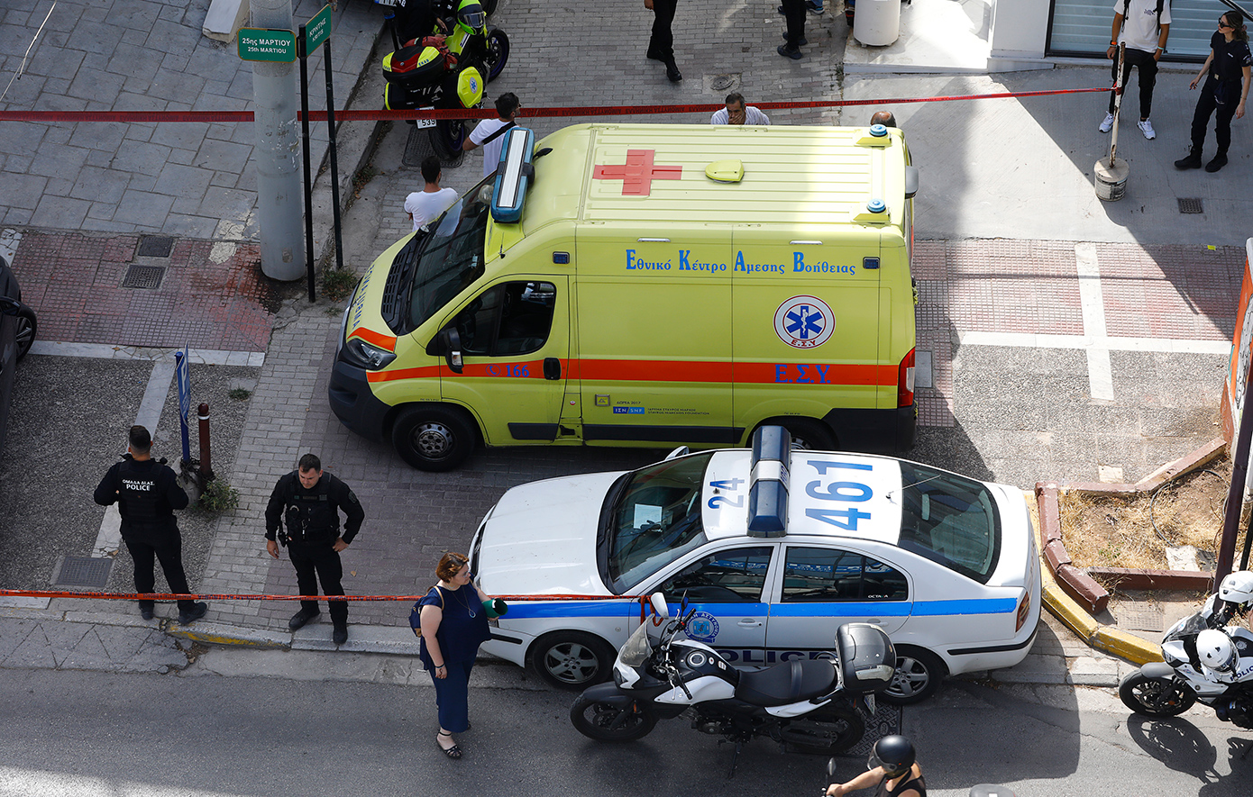 Φρίκη-στα-Εξάρχεια:-Ζούσε-με-τη-νεκρή-μητέρα-της-σε-διαμέρισμα-επί-20-ημέρες