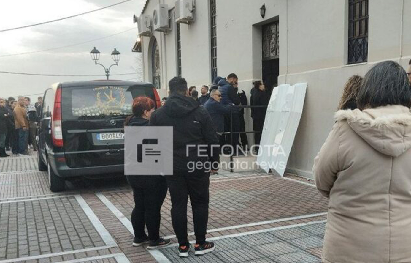 Τροχαίο-στον-Βόλο:-Σπαραγμός-στην-κηδεία-της-Κερασίας-και-του-Κώστα-–-«Κάντε-ησυχία,-τα-παιδιά-κοιμούνται»