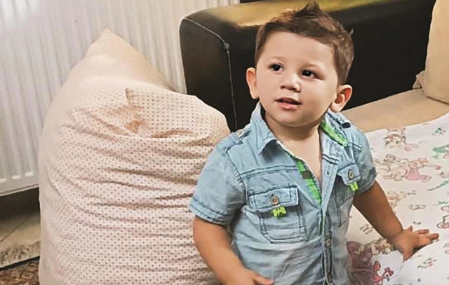 Σοκάρουν-οι-ιατροδικαστές-για-τον-3χρονο-Άγγελο,-τον-οποίο-σκότωσαν-στο-ξύλο:-Μετακινήθηκαν-κομμάτια-του-εγκεφάλου-από-τα-χτυπήματα