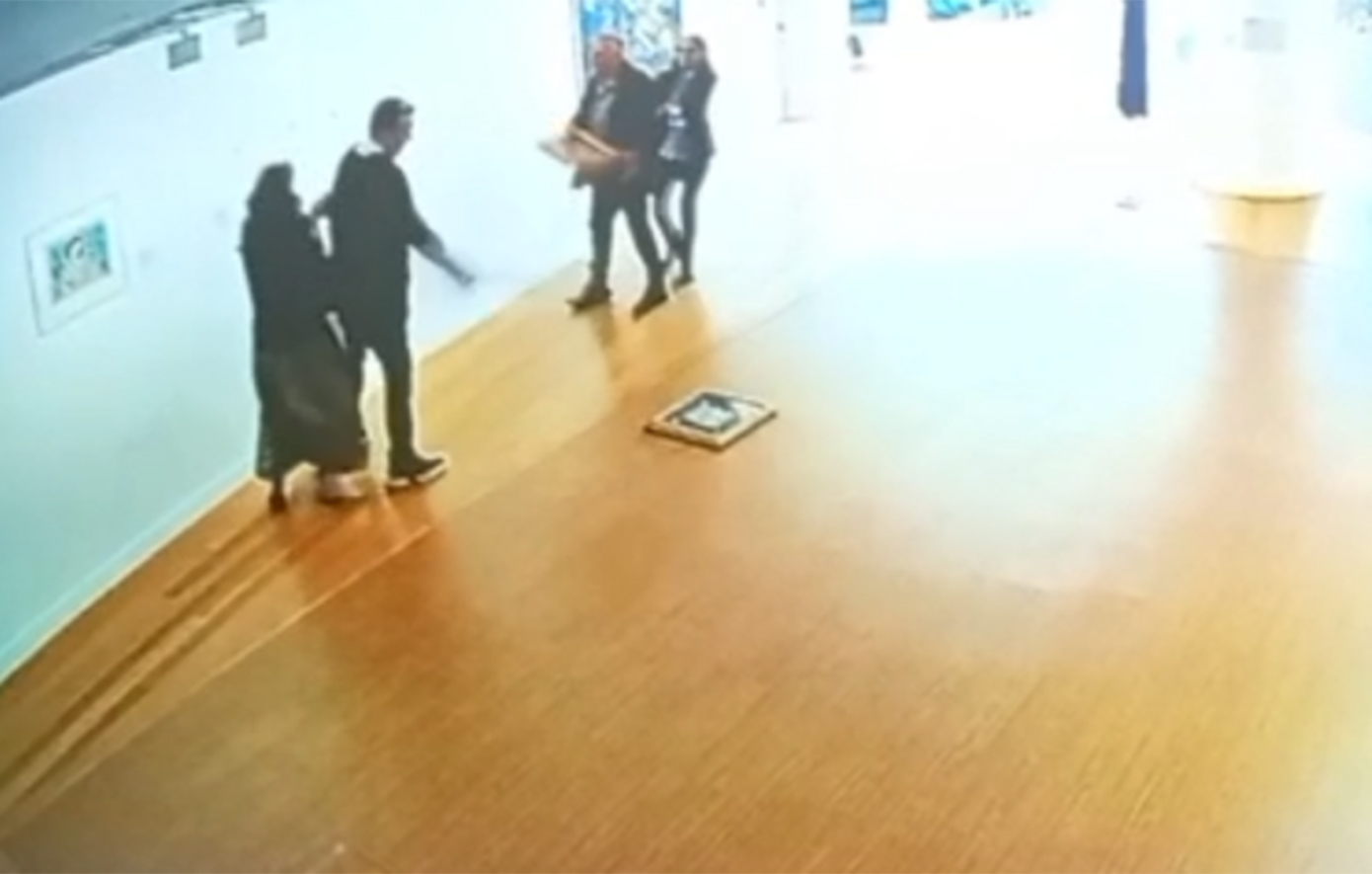 Η-στιγμή-που-ο-βουλευτής-της-«Νίκης»-βανδαλίζει-τα-έργα-τέχνης-στην-Εθνική-Πινακοθήκη