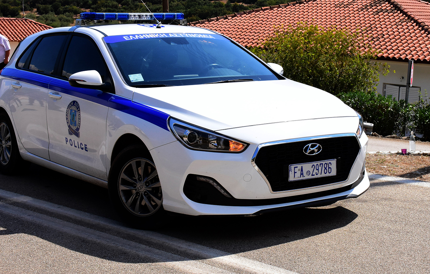 Γνωστός-Κρητικός-λυράρης-προσήχθη-από-την-ΕΛ.ΑΣ-–-Έρευνες-για-απαγορευμένο-υλικό-σε-υπολογιστές-και-κινητά