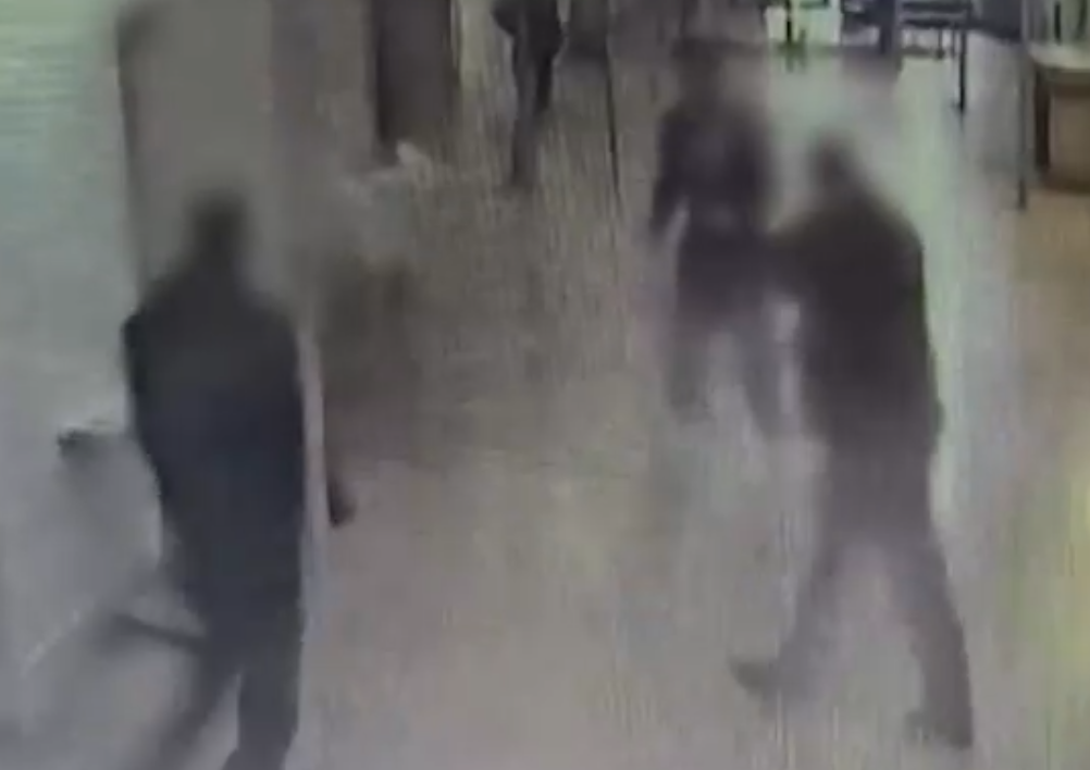 Η-στιγμή-που-κρατούμενος-μαχαιρώνει-με-σουβλί-σωφρονιστικό-υπάλληλο-στον-λαιμό-στις-φυλακές-Αλικαρνασσού-–-Σκληρές-εικόνες