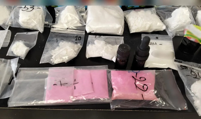 Με-δάκρυα-στα-μάτια-προφυλακίστηκαν-οι-γόνοι-γνωστών-οικογενειών-που-είχαν-στήσει-«σουπερμάρκετ»-ναρκωτικών-στη-Γλυφάδα